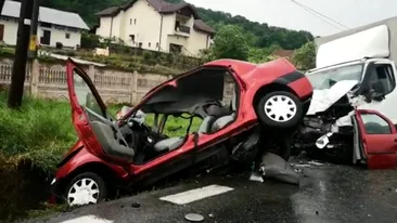 Grav accident în județul Argeș. Două persoane au murit în urma impactului devastator