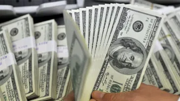 Avea o avere în bagaje! Femeie, prinsă în vamă cu 600.000 de dolari şi 45.000 de euro ascunşi într-un geamantan