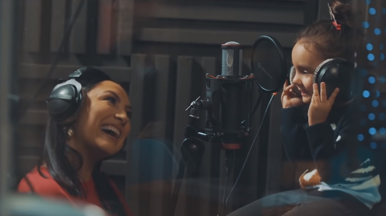 Andra, primul cântec de Crăciun lansat împreună cu fiica ei. Eva a moștenit talentul îndrăgitei artiste, iar versurile colindului sunt emoționante