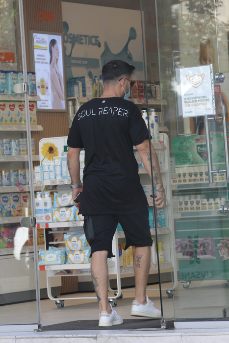 Liviu Vârciu intră în farmacie regulamentar, cu masca de protecție pe față