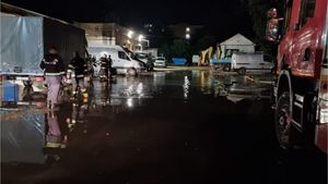 Noapte albă în Dâmbovița. Furtuna a făcut ravagii. Mașini blocate în apă, copaci și stâlpi puși la pământ, inundații în goapodării