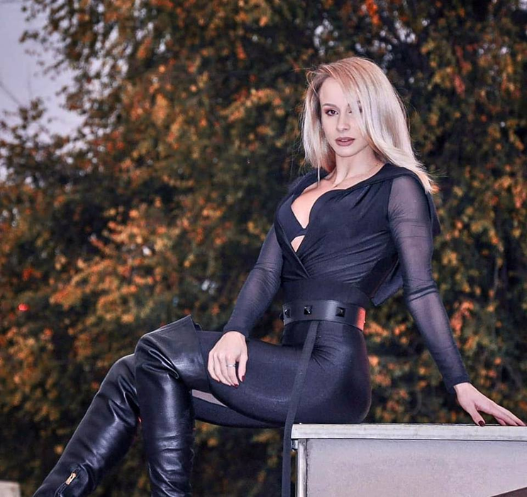 Sandra Izbașa, apariție sexy în noaptea de Halloween! S-a costumat în Black- Cat