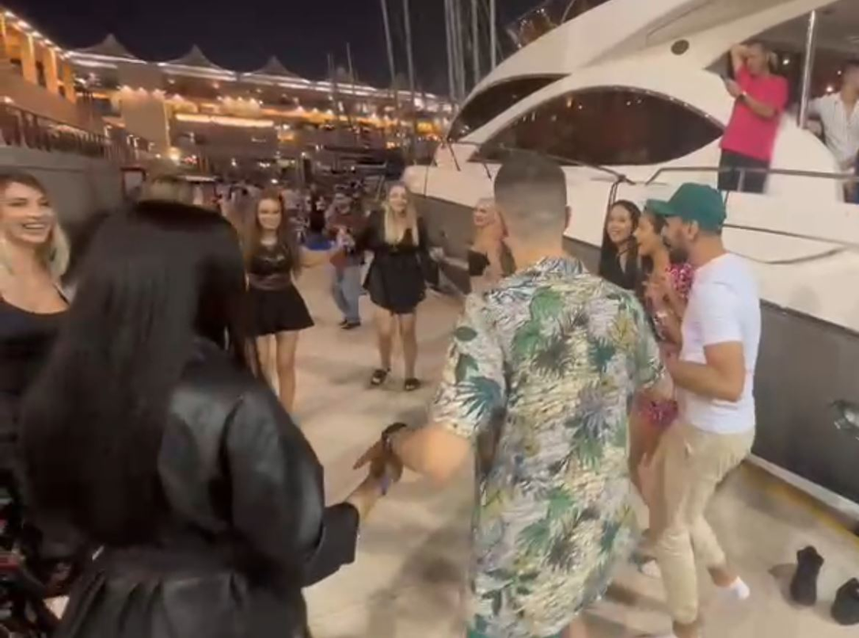 România e prezentă la CM din Qatar! Mai multe “bunăciuni” au făcut senzație, lângă un yacht, și au atras privirile tuturor | VIDEO