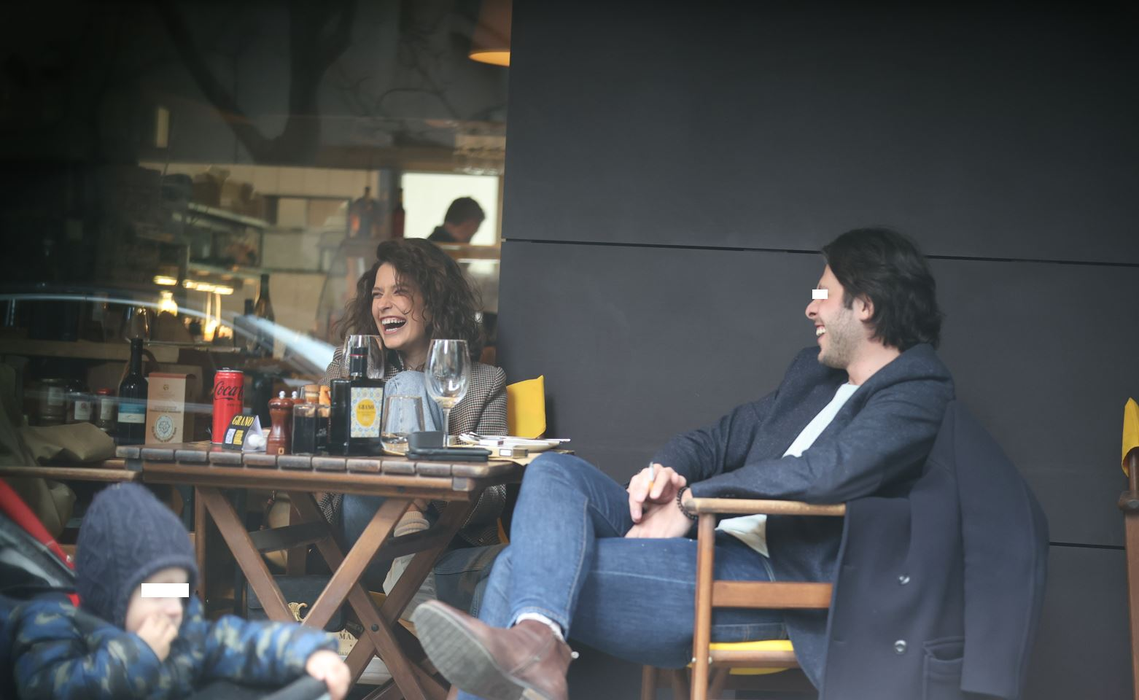 Alice Peneacă s-a prăpădit de râs, alături de un misterios bărbat, la un pahar de vin (Foto: CANCAN.RO)