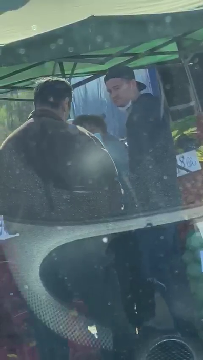 Fratele lui Cătălin Moroșanu vinde la tarabă într-o piață din Iași!