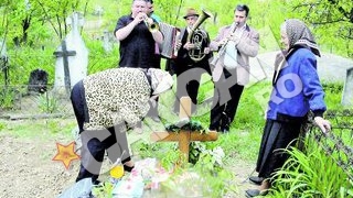 Cu taraful la cimitirul din comuna Ilovita! Dedicatii muzicale pentru morti