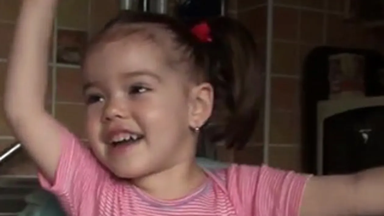 VIDEO COLOSAL! Fetita asta mai dulce ca mierea e mai desteapta ca jumatate din absolventii de liceu - O sa o adori in timp ce recita 98 de strofe de EMINESCU! N-ai cum sa nu o dai pe Facebook