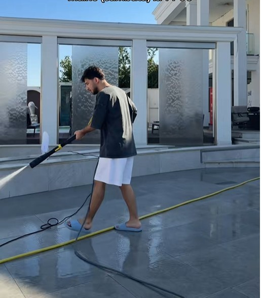 Cum arată curtea lui Costel Biju? Piscina uriașă are un design deosebit