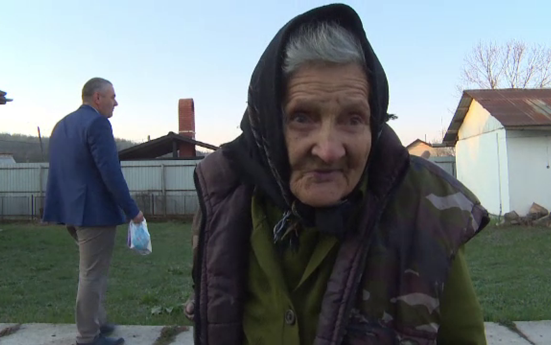 Sofia Chiţoran, bunica de 83 de ani angajată ca femeie de serviciu la grădiniţă, nu vrea să renunțe la slujbă