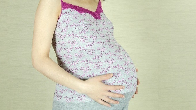 Incredibil! O adolescentă din Botoșani a devenit mamă la doar 13 ani