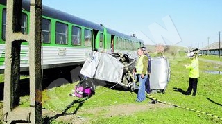 Au scapat cu viata dupa impactul cu trenul