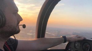El este pilotul mort în accidentul aviatic din Arad. Ce spuneau prietenii despre el