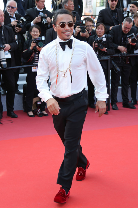 Nusret Gokce (alias Salt Bae) pe covorul roșu înainte de proiecția filmului "Trădătorul" la cea de-a 72-a ediție anuală a Festivalului Internațional de Film de la Cannes, Franța, pe 23 mai 2019. Foto: Profimedia