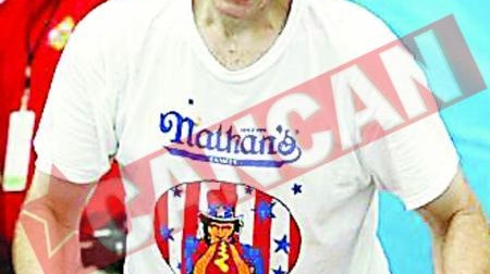 A mancat 59 de hotdogi in zece minute