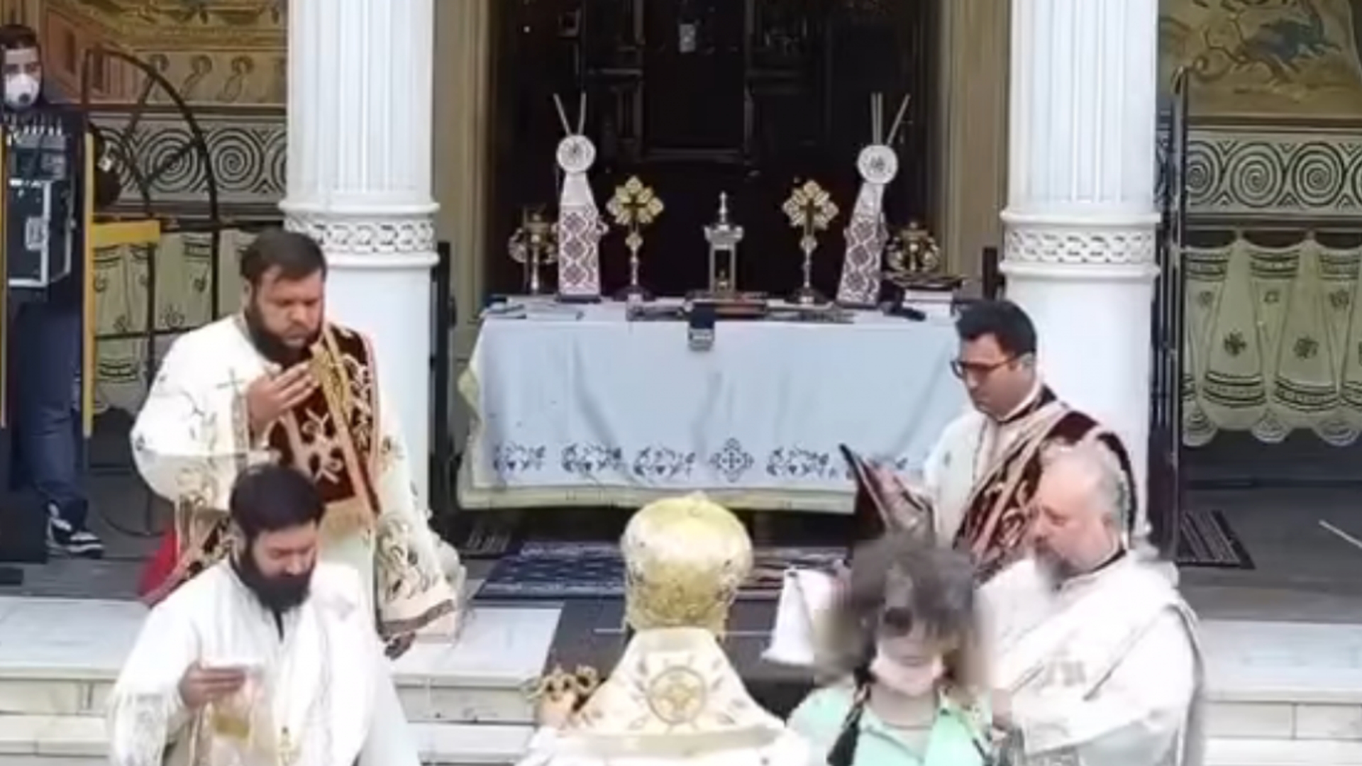 Imagini uluitoare la Catedrala din Constanța! Ce putut sa-i facă o femeie preotului întrece orice imaginație: ”Săraca, e tulbure la minte!”