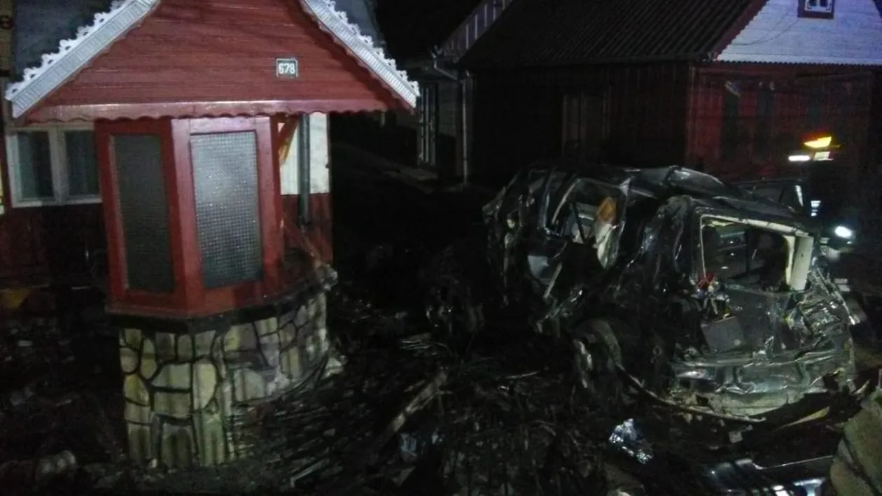 Un mort și un rănit, în Suceava, după ce mașina în care se aflau doi tineri a intrat într-un gard