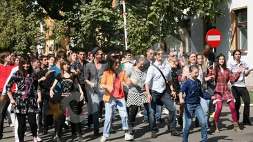 Tinerii din LaLa Band dau startul distractiei cu flashmob-ul din Pariu cu viata