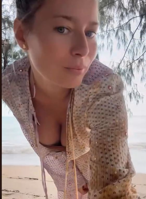 Cum arată Laura Cosoi în costum de baie, după 4 nașteri. Fanii au crezut că nu văd bine!
