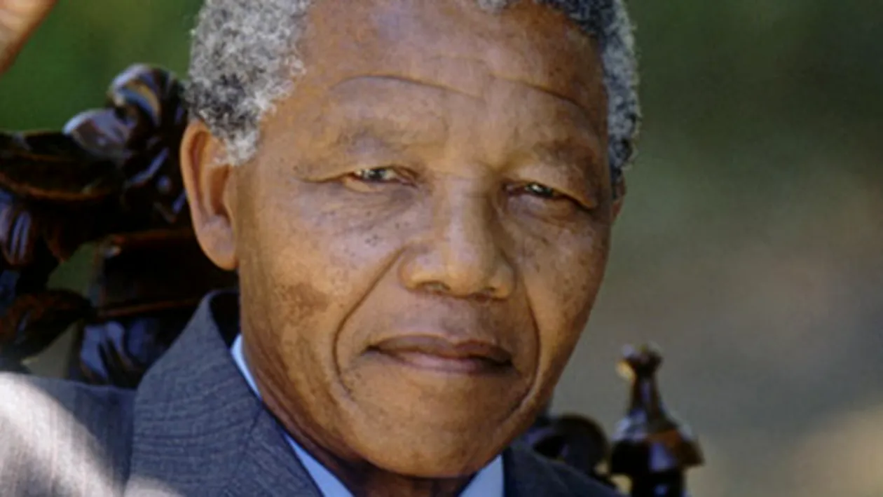 Ultimele veşti despre starea de sănătate a lui Nelson Mandela! Anunţul făcut de un nepot: Stă aşezat şi priveşte în jur