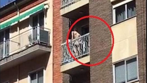 Doi îndrăgostiți au murit, după ce au căzut de la balcon, în timp ce întrețineau relații intime. Erau complet goi