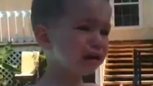 VIDEO O clipă de neatentie l-a lăsat in lacrimi! Ce a pătit acest copil, in timp ce mânca o inghetată cu o poftă de nedescris