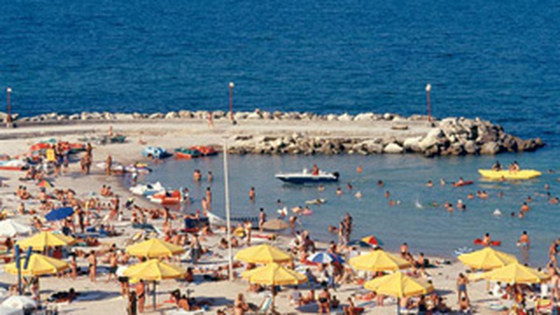 Peste 25.000 de romani vor petrece minivacanta de 1 Mai pe litoral