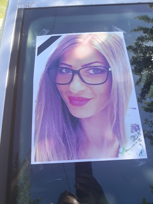 Primele imagini de la înmormântarea tinerei ucise în Bragadiru. Cum au îmbrăcat-o părinții pe Manuela Mustăţea