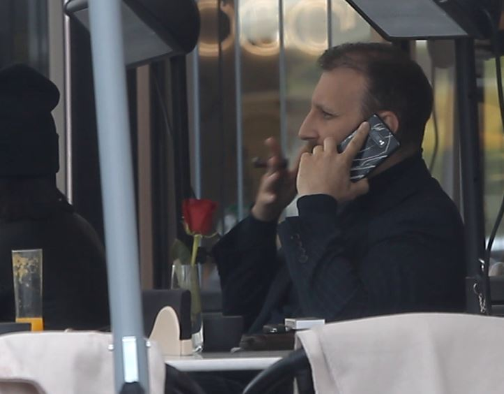 Ionuț Brîncoveanu trage din trabuc și vorbește la telefon