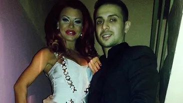 O noua despartire BOMBA in showbiz-ul din Romania! BATUTA si INSELATA, i-a dat papucii pe Facebook: Vreau un barbat care sa ma..