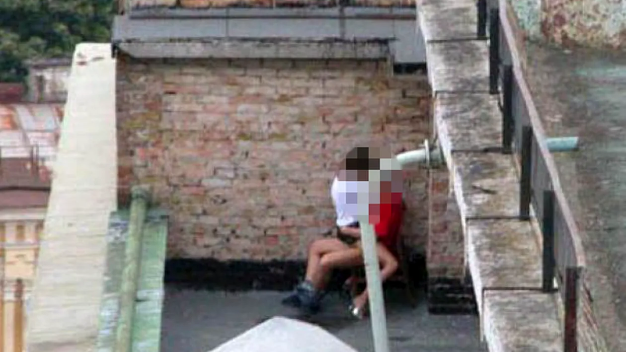 Doi tineri, prinşi în timp ce făceau sex în apropiere de Zoo Hunedoara. Femeia venise cu copilul la întâlnire, iar acesta…