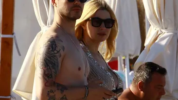 A confundat marea cu băile romane! Prezentatorul TV a ieşit la plajă înfăşurat într-un prosopel… Avem imaginile!