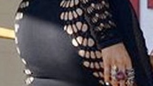Nu e de ajuns ca e plinuta, si-a mai facut si implanturi in fese! Vezi ce vedeta vrea sa-i faca concurenta lui Jennifer Lopez!