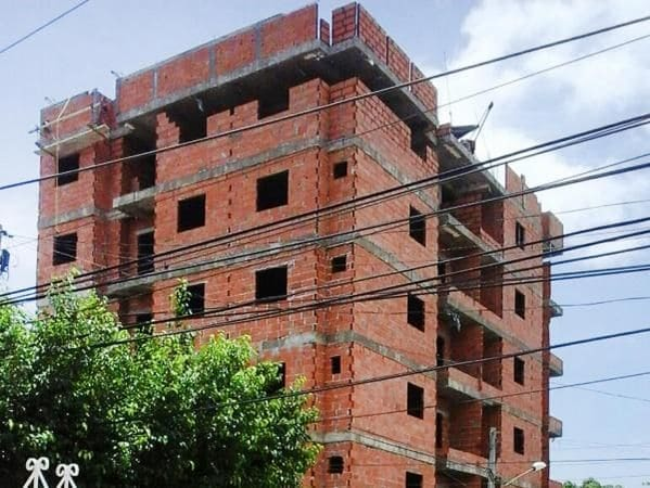 Mai bine de 20 de persoane au murit după ce o clădire aflată în construcţie s-a prăbuşit!