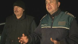 Trei poliţişti au suferit vătămări corporale, după ce au scos din flăcări un bărbat şi copiii acestuia 