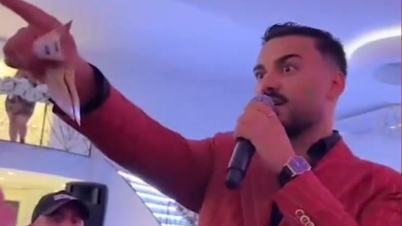 Jador a pus stop în mijlocul unui eveniment și a dat afară un bărbat. Ce s-a întâmplat: „Dacă nu iese, nu mai cânt nimic”