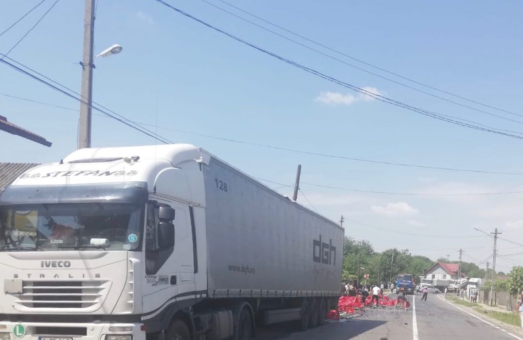 Un TIR cu bere s-a răsturnat pe DN 72, în comuna I.L. Caragiale, din Dâmbovița. Sătenii au sărit imediat să se „aprovizioneze”