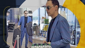 Răzvan Simion nu renunță la costumele la patru ace nici la aeroport! Prezentatorul de la Neatza e copia fidelă a lui Robert Downey Jr.