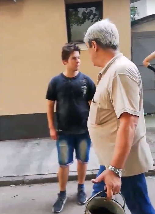Așa ceva nu s-a mai văzut! Cum s-a răzbunat un pensionar din Bacău pe copiii gălăgioși din spatele blocului