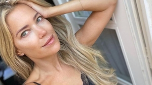 O prezentatoare TV celebră, surprinsă în ipostaze rupte din filmele pentru adulți, pe plajă. FOTO