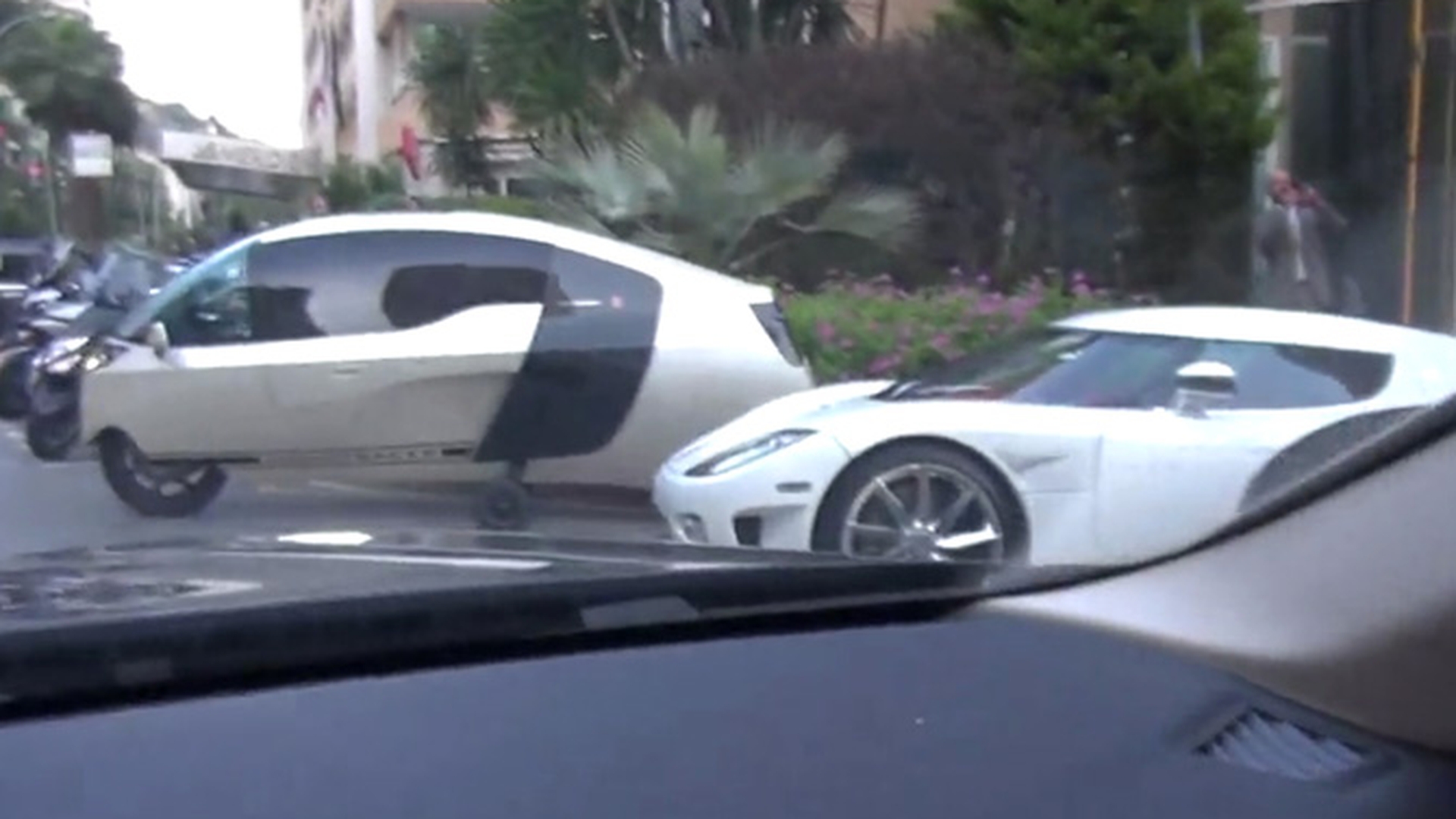 VIDEO DE SENZATIE Ultima fita de barosani la Monaco! Ozn-ul asta chiar circula pe strazi! Uite cum si-a facut loc langa un Veyron sI un SLR!
