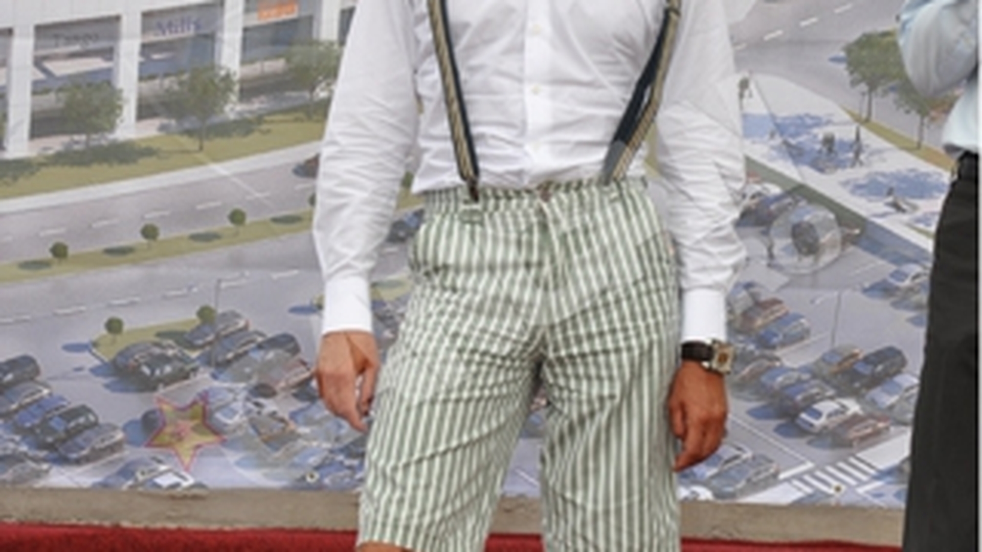 Radu Mazare, intampinat de muncitoare sexy la prezentarea unui mall