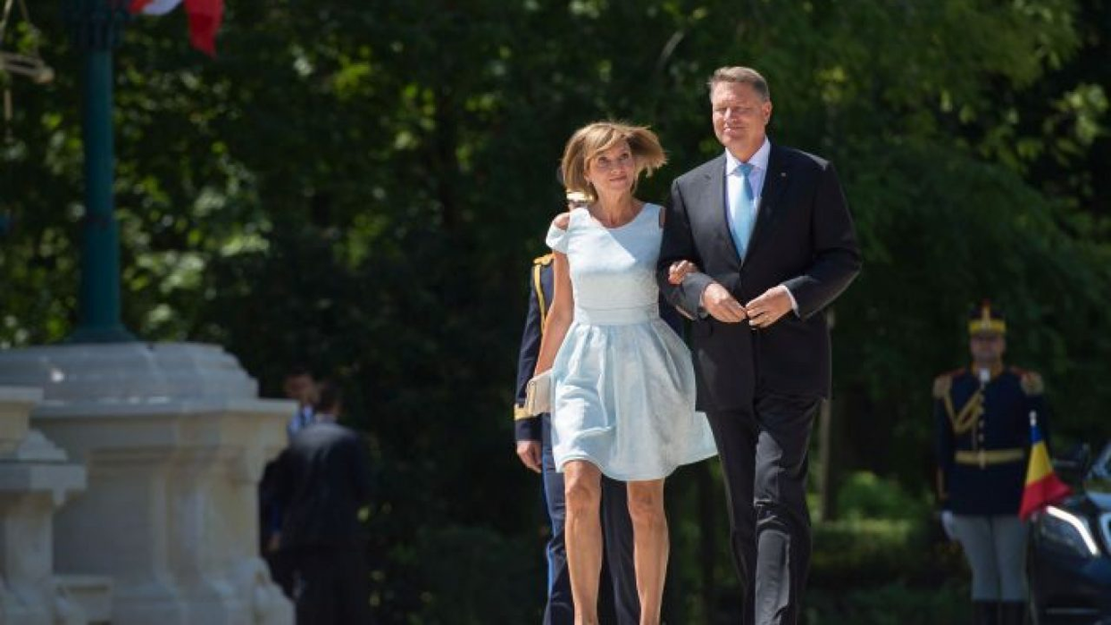 Carmen Iohannis, dirigintă pentru o nouă serie de boboci. Ce ţinută a purtat soţia președintelui în prima zi de şcoală