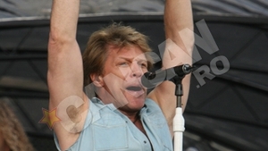 VIDEO Bon Jovi a cantat cu steagul Romaniei pe umeri la concertul din Bucuresti!