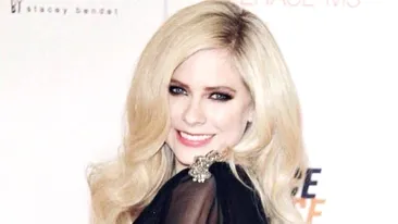 Avril Lavigne se iubește cu un milionar și se zvonește că este însărcinată