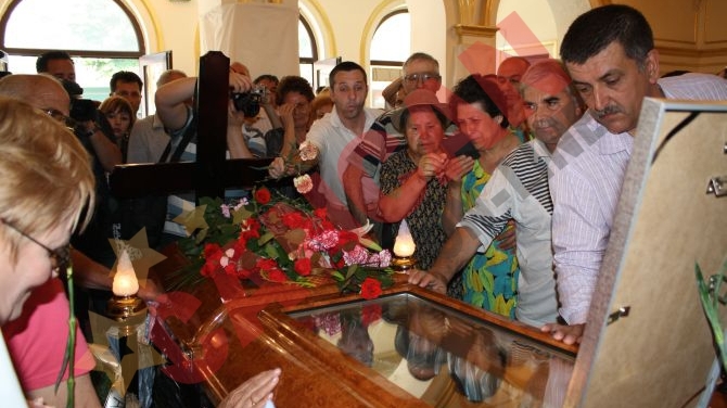 VIDEO Trupul neinsufletit al lui Jean Constantin, scos din teatru in aplauzele a sute de persoane