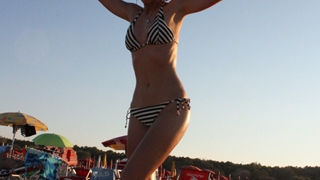 Dana Rogoz a facut plaja in luna de miere! Uite cat de sexy este in costum de baie!
