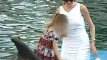 VIDEO Monica si-a distrat fiica la mare! Irinuca a mangaiat delfinii