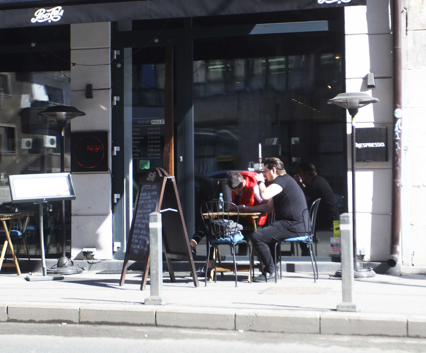 Cătălin Tomată se ocupă singur de aprovizionarea PUB-ului de pe Calea Victoriei.