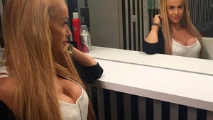 Cum a apărut în public Anda Adam, de nimeni nu a recunoscut-o! S-a lăsat pe mâna unui profesionist şi rezultatul a fost uimitor!