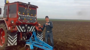 Il mai stiti pe Geo Universalu? Tanarul si-a vandut tractorul si si-a cumparat o… masina de fite!